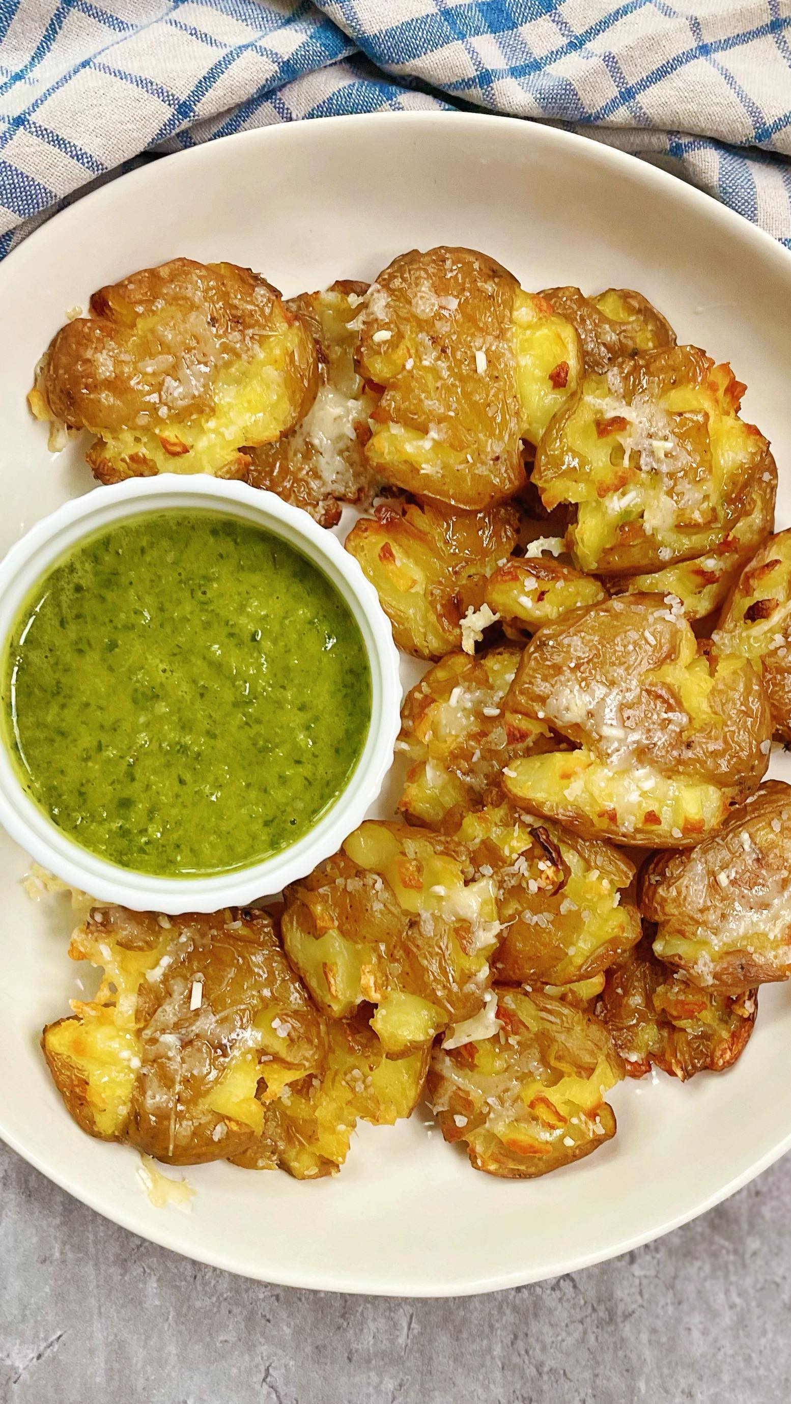 Follow @dinnerreinvented for more yummy recipes like these extra crispy smashed roasted petit potatoes. Crunchy skin, fluffy inside, salty and cheesy, need I say more? The recipe, along with the homemade chimichurri sauce, is now up on the DR site! #potatoes #mashedpotatoes #smashedpotatoes #roastedpotatoes #potatorecipes #easypotatorecipe #chimichurri #mothersday #brunchideas #easysidedish #dinnerreinvented