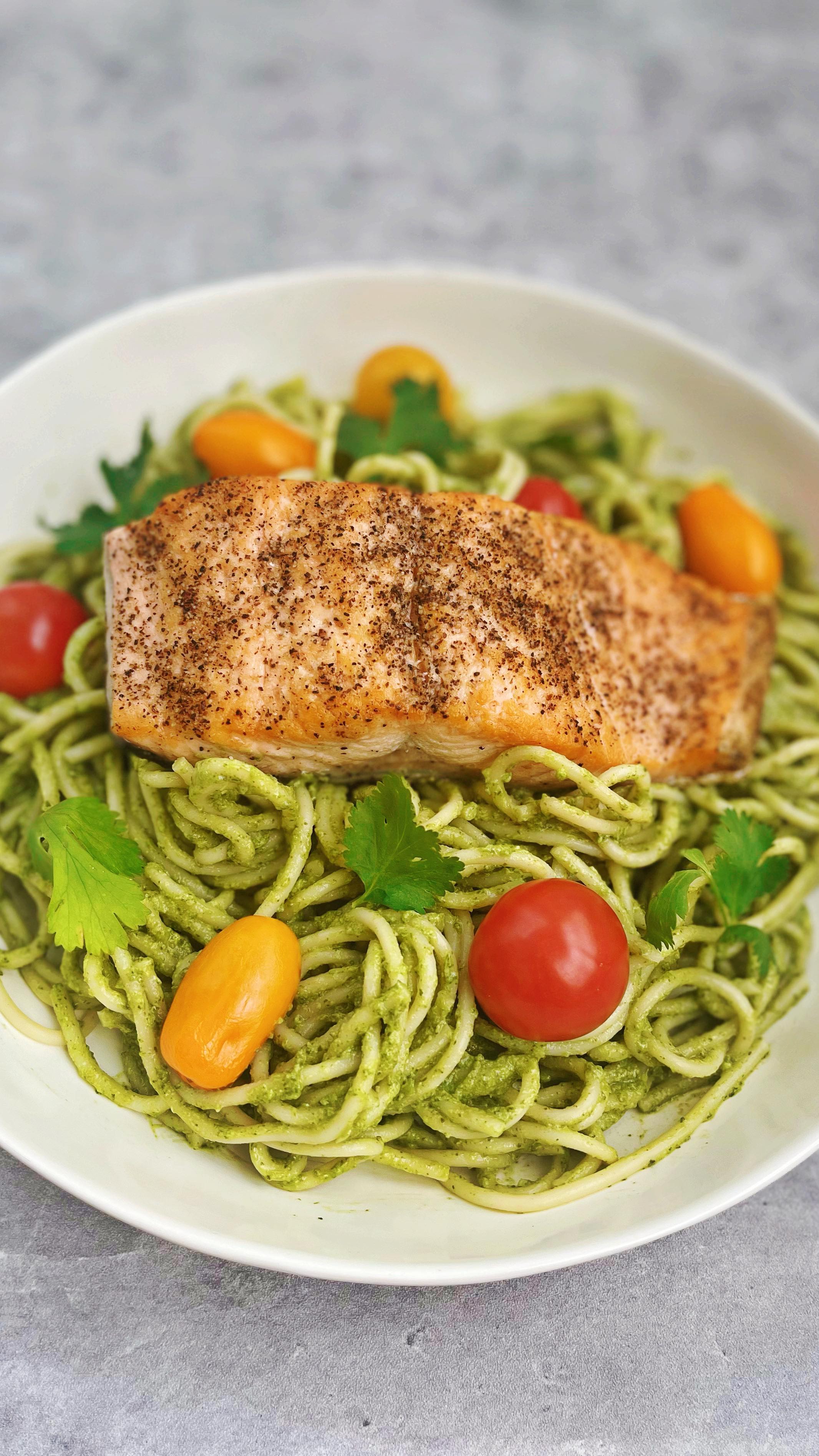 Avocado Pesto Pasta is going viral for a reason (maybe bc Zendaya talked about it during her @vogueitalia interview) and it’s so easy to make! Full recipe is linked in the bio, it took less than 10 minutes to make and was the perfect healthy and refreshing summer pasta! #zendaya #avocadopesto #vogueitalia #pestopasta #pestorecipe #summerpasta #pastasalad #summerrecipes #nocookmeals #easydinner #meatlessmonday #pestosauce #pestosalmon #robiproter #dinnerreinvented #foodblogger #momblogger
