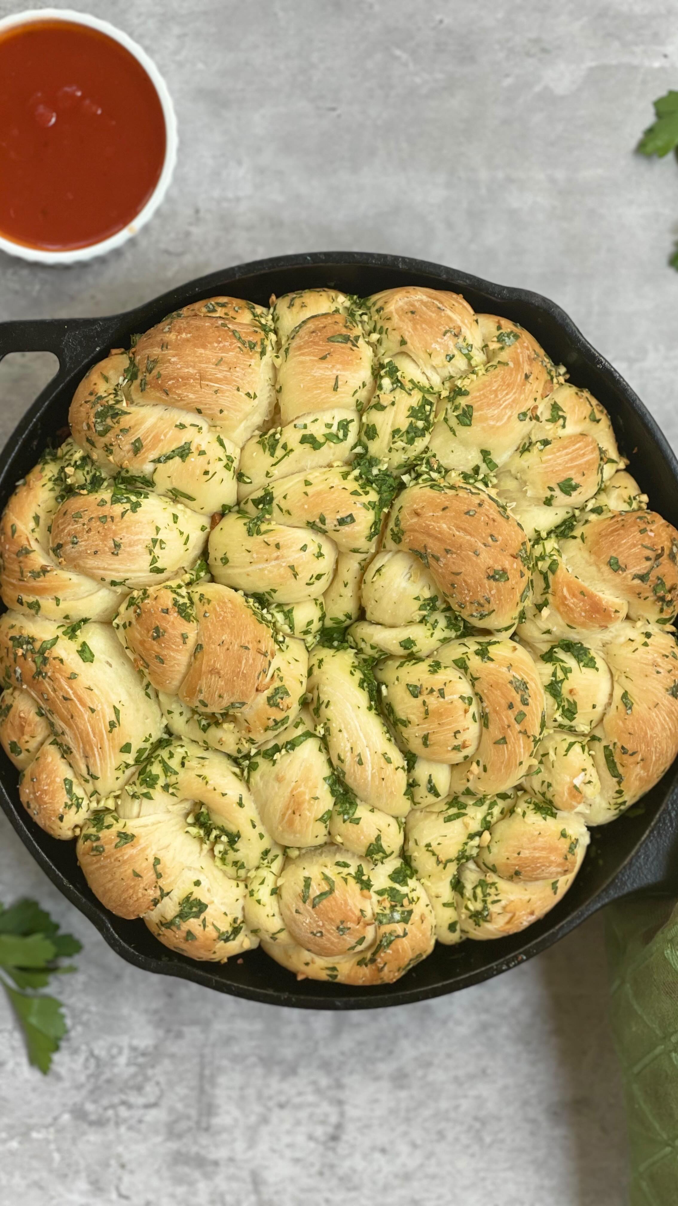 Get game day ready with @dinnerreinvented delicious garlic and butter breadstick knots! Easy and fun to make and even more fun to nibble on while watching football! Full recipe for a homemade breadstick dough is linked in bio! #gamedayfood #breadsticks #homemadebread #breadrecipe #footballfood #foodblogger #momblogger #kidfoodideas #easyrecipes #appetizer #garlicbread #italianfood #dinnerreinvented