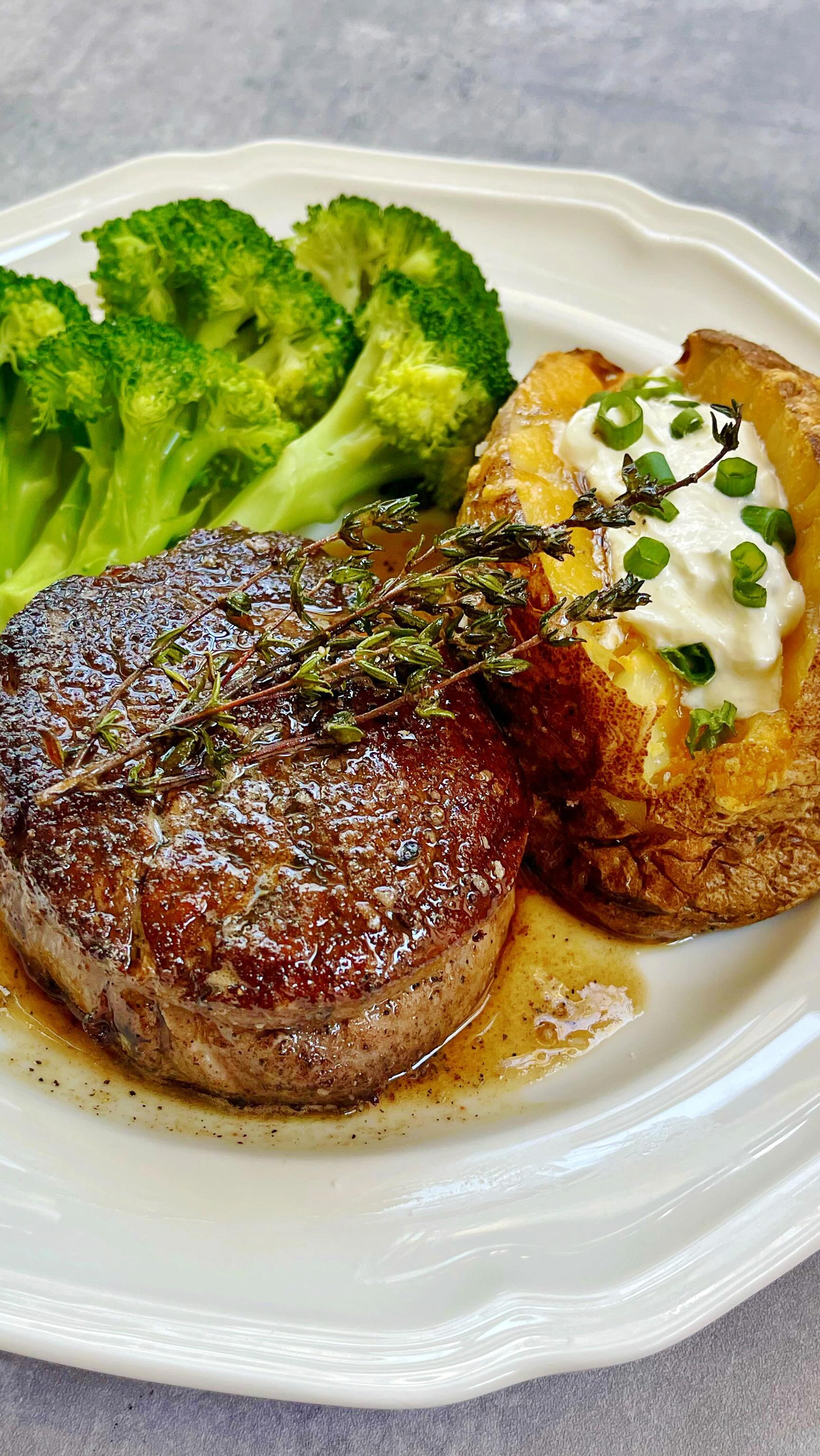 How to make the perfect medium rare steak - 5 tips you should know before you make your next filet mignon at home! Recipe and details on @dinnerreinvented #steakdinner #howtocooksteak #foodreels #cookingreels #weeknightdinner #easyrecipe #easydinner #healthyfood #dinnerreinvented #roniproter #steakandpotatoes